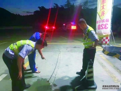 貨車加完油后流下一灘血跡 誰知虛驚一場
